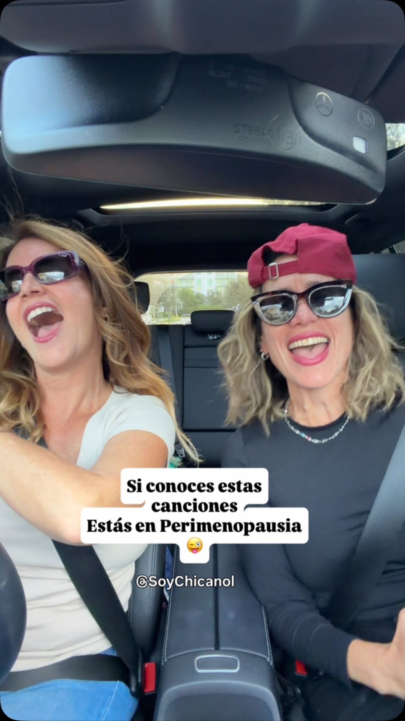 ¡Pericomadre! 😂💃 Si llegaste hasta aquí, bienvenida al club de las que estamos descubriendo que la perimenopausia viene con síntomas, hormonas revueltas… ¡y una banda sonora completa!
Aquí hablamos de todo lo que nos pasa después de los 40, sin tabúes, sin dramas innecesarios y con MUCHO humor.
Porque sí, las hormonas nos cambian el cuerpo, el sueño y hasta el humor… ¡pero las ganas de cantar, bailar y gozar la vida no nos las quita nadie! 🎶🔥
💗 Sígueme si quieres entender lo que le pasa a tu cuerpo, reírte de lo que nadie te contó y aprender a disfrutar esta etapa SIN PAUSA.
Y ahora dime: ¿qué canción de telenovela te sabes completica todavía? 🎤🤣
#Perimenopausia #MenopausiaConHumor #Pericomadres #MujeresDe40 #SinPausaClub