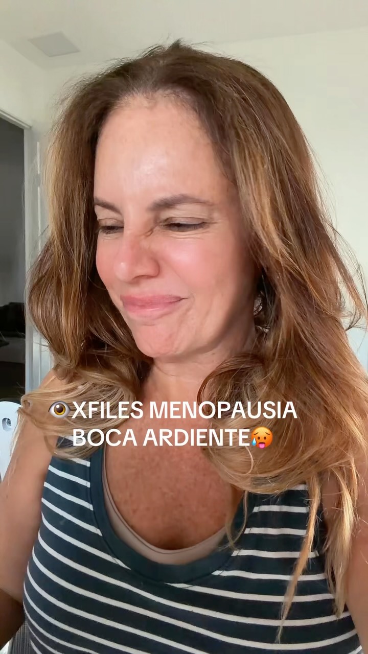 👽🔥 X-FILES DE LA MENOPAUSIA: EL MISTERIO DE LA BOCA ARDIENTE 🔥👽

🚨 PERICOMADRES, ¿OTRO SÍNTOMA MÁS? ¡NO PUEDE SER! 😂

¿Te has dado cuenta de que últimamente tienes más sed, sientes la boca seca o la lengua como si te hubieras tomado un café hirviendo? ☕🔥

¡Y NO TE HAS QUEMADO CON NADA! 😳

🔎 EXPEDIENTE HORMONAL DESCLASIFICADO:

Resulta que durante la perimenopausia y la menopausia, la disminución de los estrógenos puede afectar nuestra salud bucal.

🧬 LOS FACTS QUE NADIE NOS CONTÓ:

💧 Menos saliva: Los cambios hormonales pueden reducir la producción de saliva, provocando sequedad y esa sensación de necesitar agua constantemente.

🔥 Boca ardiente: Existe algo llamado síndrome de boca ardiente (Burning Mouth Syndrome), que puede producir ardor, hormigueo o sensación de quemadura en la lengua, los labios y el paladar.

👅 Cambios en el gusto: Algunas mujeres sienten un sabor metálico o amargo, ¡aunque no hayan comido nada extraño!

🦷 Más sensibilidad: La falta de saliva también puede favorecer la irritación bucal y los problemas dentales.

⚠️ OJO, PERICOMADRE: No todo ardor es hormonal. También puede relacionarse con reflujo, medicamentos, infecciones o deficiencias nutricionales. Si persiste, consúltalo con tu médico o dentista.

👽 CONCLUSIÓN DEL EXPEDIENTE:

Una pensaba que la menopausia era dejar de menstruar y tener calorones… ¡PERO RESULTA QUE HASTA LA LENGUA SE NOS PUEDE PONER EN LLAMAS! 🔥🤣

💬 AHORA CONFIESA, PERICOMADRE:

¿Has sentido la boca seca, más sed de lo normal o esa sensación de lengua ardiente?

👇 Escribe 🔥 si te ha pasado, o 💧 si últimamente vives pegada a una botella de agua.

📌 Guarda este expediente y compártelo con esa amiga que todavía cree que la menopausia son solamente sofocos.

#Menopausia #Perimenopausia #SintomasDeMenopausia #BocaArdiente