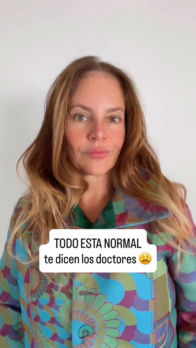 “TODO ESTÁ NORMAL.” 🙄

Seguramente esta es una de las frases que más has escuchado de tus médicos durante la perimenopausia.

Vas a consulta porque no duermes, tienes palpitaciones, ansiedad, dolores que antes no tenías, cansancio, niebla mental… y una lista de síntomas que parece no tener fin.

Te hacen los exámenes y la respuesta es la misma: “Todo está normal”.

Y tú te preguntas: ¿Entonces por qué yo no me siento normal? 🤯

Parece que para muchas mujeres esta frase se convierte en la respuesta oficial durante años.

Pero hay algo que necesitamos entender: que tus análisis estén dentro de los rangos normales no significa que lo que estás sintiendo no sea real.

Durante la perimenopausia, las hormonas fluctúan, los síntomas pueden cambiar de un día para otro y no siempre aparecen reflejados en un examen de sangre.

💜 No queremos que nos digan que todo está normal. Queremos que nos escuchen, que nos expliquen y que nos ayuden a sentirnos mejor.

Porque una cosa es que tus resultados estén normales… y otra muy distinta es que tú te sientas bien.

😂 PERICOMADRES, díganme una cosa: ¿cuántas veces les han dicho “TODO ESTÁ NORMAL” mientras ustedes sienten que se les está cayendo el sistema operativo?

👇 Las leo. ¡Hagamos un club de las que tenemos todo normal! 😂

#Perimenopausia #Menopausia #bulin47
