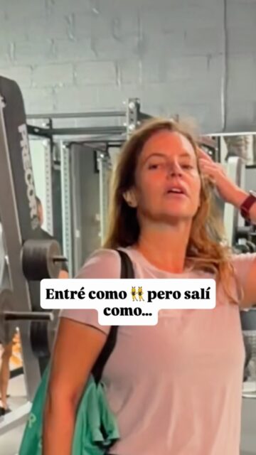 Entré como modelo. 💅🏼
Salí como si me hubieran atropellado. 🫠😂

Pero bueno… para eso son los lunes, pericomadre.

Entrena con todas las ganas, aunque al final estés caminando agarrada de las paredes. 😂 Porque en esta etapa el ejercicio no es solamente para “verse bien”.

💪🏼 Nos ayuda a mantener masa muscular y fuerza.
🔥 Puede ayudar con los hot flashes y otros síntomas de la menopausia.
🦴 Ayuda a proteger nuestros huesos.
🧠 Y también le hace un favor enorme a nuestro ánimo y bienestar.

Así que dale. Haz pesas. Muévete. Camina. Haz lo que puedas, pero NO DEJES DE MOVERTE.

Hoy quizás me odies por decírtelo… mañana me lo vas a agradecer. 😂

¿Quién entrenó hoy y quedó hecha NADA como yo? 🙋🏼‍♀️

#Menopausia #Perimenopausia #Mujeres40Plus #EntrenamientoDeFuerza #HotFlashes