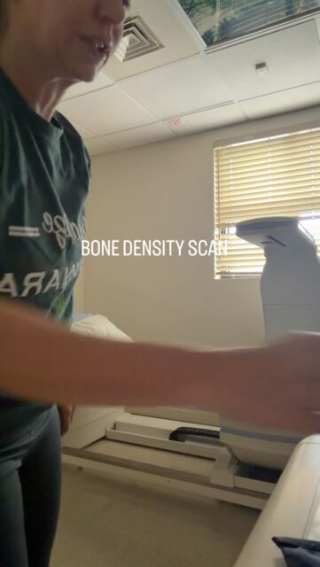 🦴😂 Mira, pericomadre, yo prefiero saber cómo están mis huesitos AHORA que terminar toda chueca cuando sea viejita! 😂🤣

¿Sabes qué es un Bone Density Scan? Pues es una densitometría ósea, un examen que nos dice cómo está la salud de nuestros huesos.

Y es que durante la perimenopausia y la menopausia, con todos estos cambios hormonales, podemos empezar a perder densidad ósea y masa muscular. ¡Como si no tuviéramos suficiente con los sofocos! 🤣

Yo ya me hice el mío y, gracias a Dios, ¡estoy súper bien! 🙌❤️ Y aquí sigo, cuidando mi alimentación, haciendo mis ejercicios de fuerza y tratando de llegar a mis próximos años lo mejor posible.

Porque, pericomadre, yo no quiero solamente vivir muchos años, ¡quiero tener fuerza para disfrutarlos! 💃

Habla con tu médico sobre tu salud ósea y si necesitas hacerte este examen. ¡Más vale saber cómo estamos ahora que llevarnos sorpresas después!

¿Y tú, pericomadre, ya sabes cómo están tus huesitos? 🦴😂 ¡Cuéntame!

#Perimenopausia #Menopausia #BoneDensityScan #SaludOsea #over40